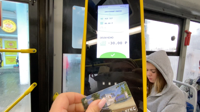 Проезд в Севастополе подешевел при оплате картой в телефоне