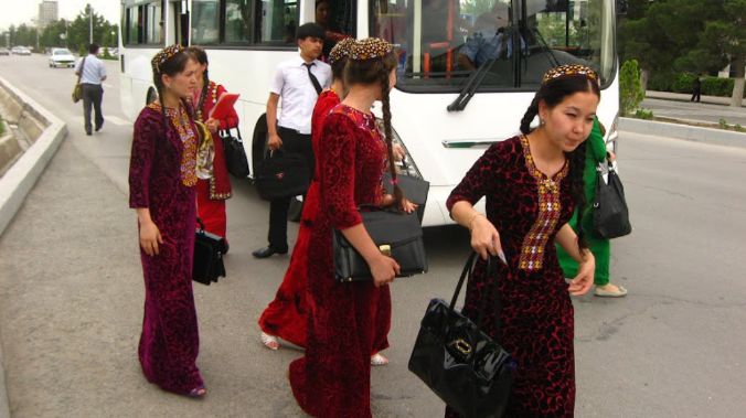 Власти Туркменистана ввели жесткие ограничения для женщин