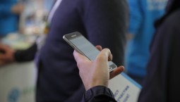 Шпионские программы внедряли в телефоны чиновников