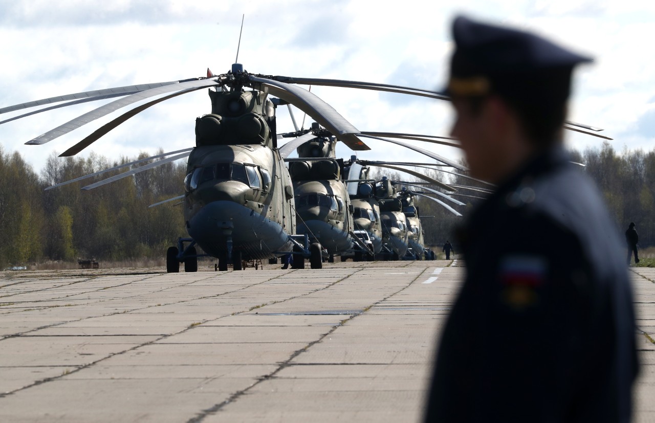 Атака на аэродром в крыму. Боевые вертолеты России. Два российских вертолета. Вертолеты в Крыму. Вертолеты на аэродроме.