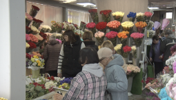 В Севастополе массово торгуют цветами к 8 Марта