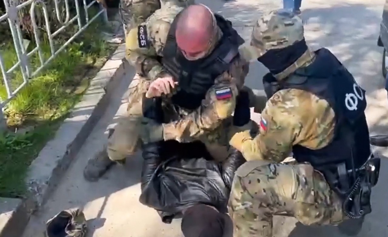Спецназовца отрезавшего ухо пойманному террористу. Задержания мигрантов-террористов. Задержание террориста в Ставрополе.