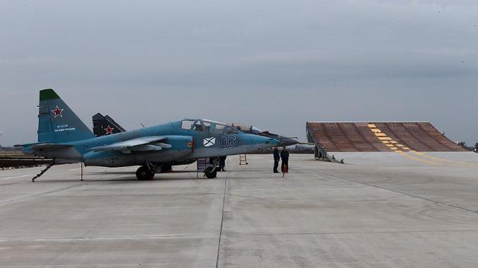 Летчики палубной авиации продолжают тренировки в Крыму 