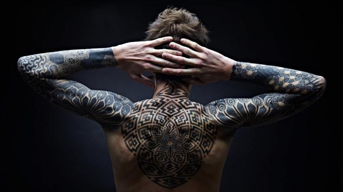 Химики: чернила татуировок содержат опасные вещества и проникают в клетки