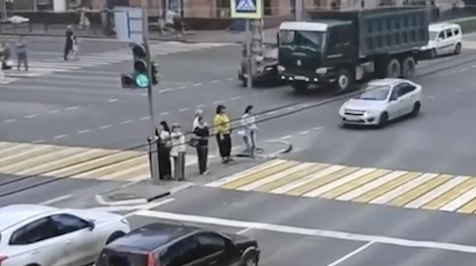 Автомобиль въехал в толпу пешеходов в Омске