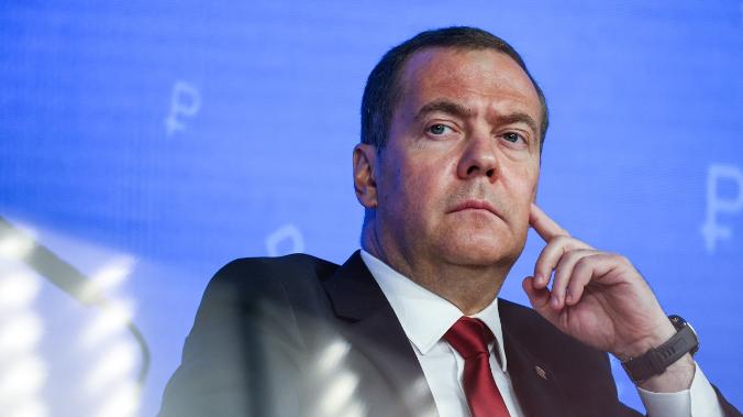 Медведев похвалил Байдена за отказ от поставок ракет Украине