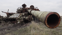 Бойцы ремонтного батальона эвакуируют подбитую технику в ДНР