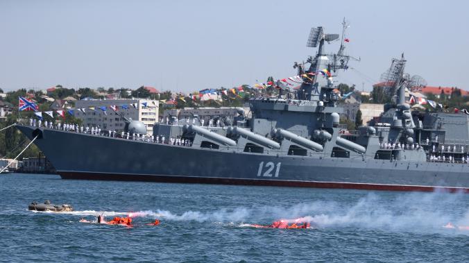 Флагман к бою готов: ракетный крейсер Москва вышел в море для учений