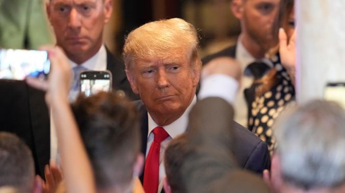Конгресс рекомендовал Минюсту США предъявить уголовные обвинения Трампу