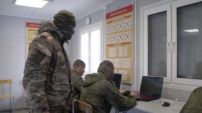 В центре ЮВО готовят операторов боевых дронов