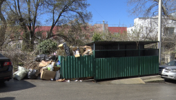 На улице Дроздова в Севастополе второй месяц не вывозят мусор
