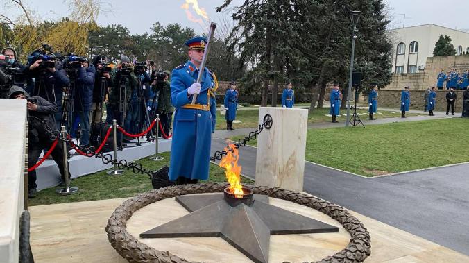 Вандалы осквернили Вечный огонь в мемориале освободителям Белграда