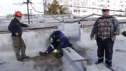 На улице Геловани в Севастополе приступили к ремонту текущей кровли