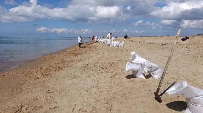 Более 1000 мешков грунта с мазутом собрали на Кубани