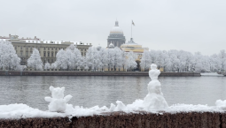 Зимняя сказка на Неве: Петербург замело снегом