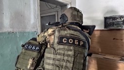 В Севастополе СОБР и полиция задержали наркокурьера