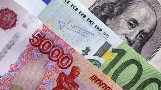 Курс евро перешел отметку в ₽69 впервые с мая