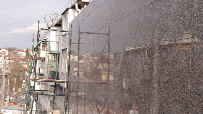 Стены на улице Адмирала Октябрьского облицовывают плитами гранита