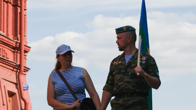 День ВДВ в Москве: массовые гуляния и купание в фонтанах