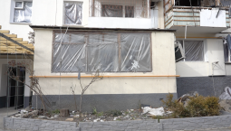 В доме на Корчагина заканчивают оклейку окон