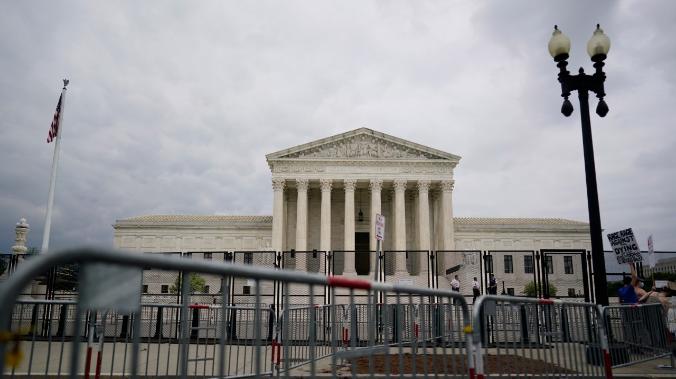 Верховный суд США отменил федеральную гарантию права на аборт