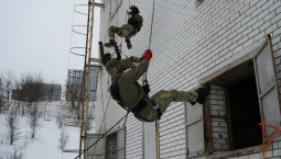 Бойцы СОБР отработали штурм многоэтажных зданий