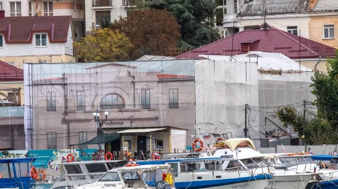 На фасаде кинотеатра «Родина» воссоздают скульптуры