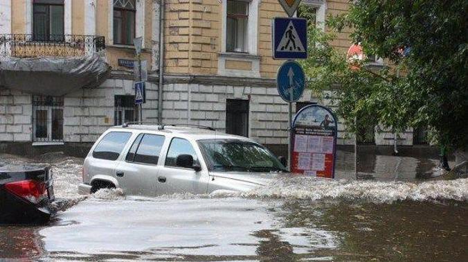 В Москве повалило десятки деревьев и затопило метро