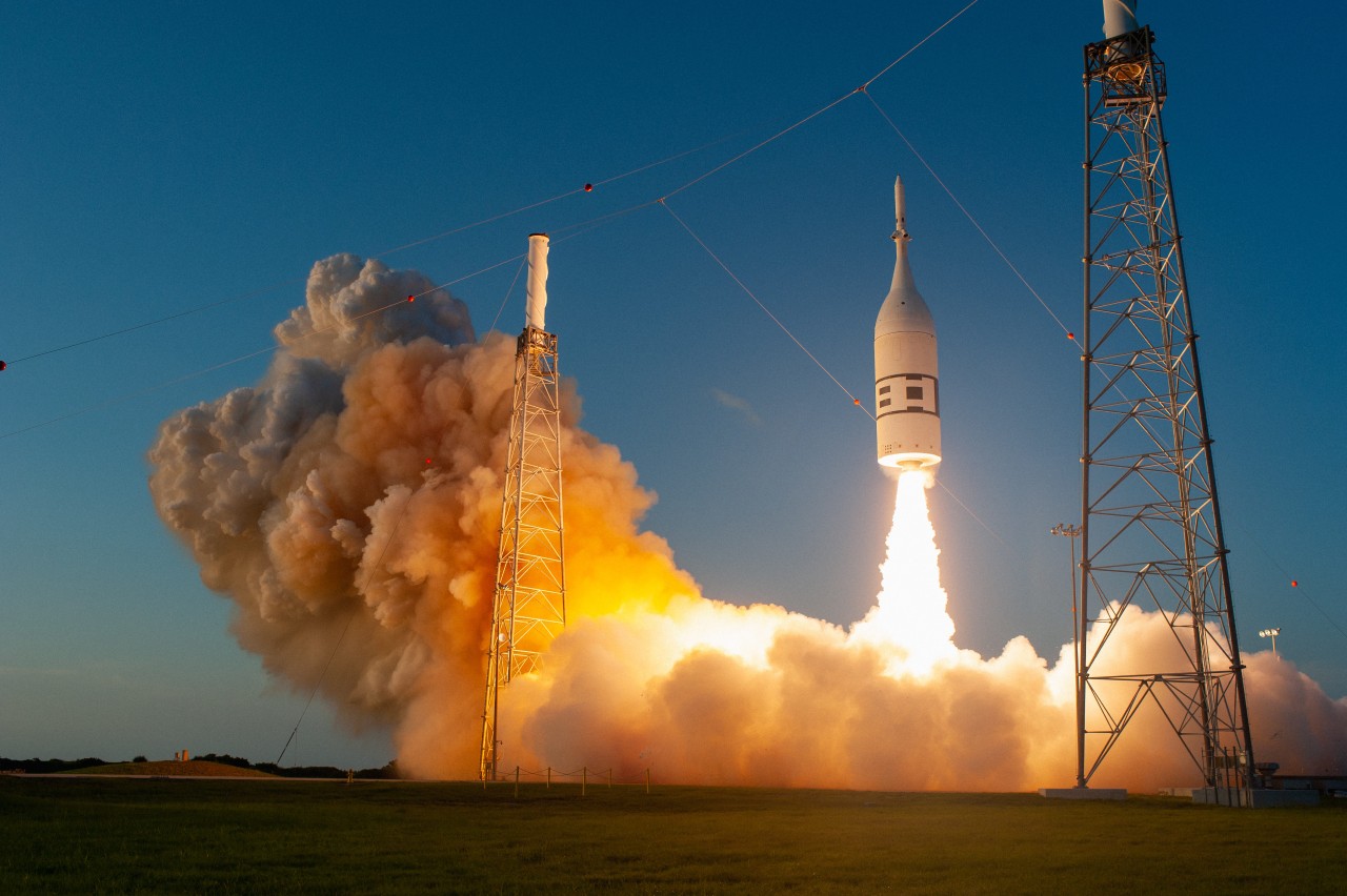 Taurus ракета. Space Launch System фото. Ракета женская. Лунный корабль США.