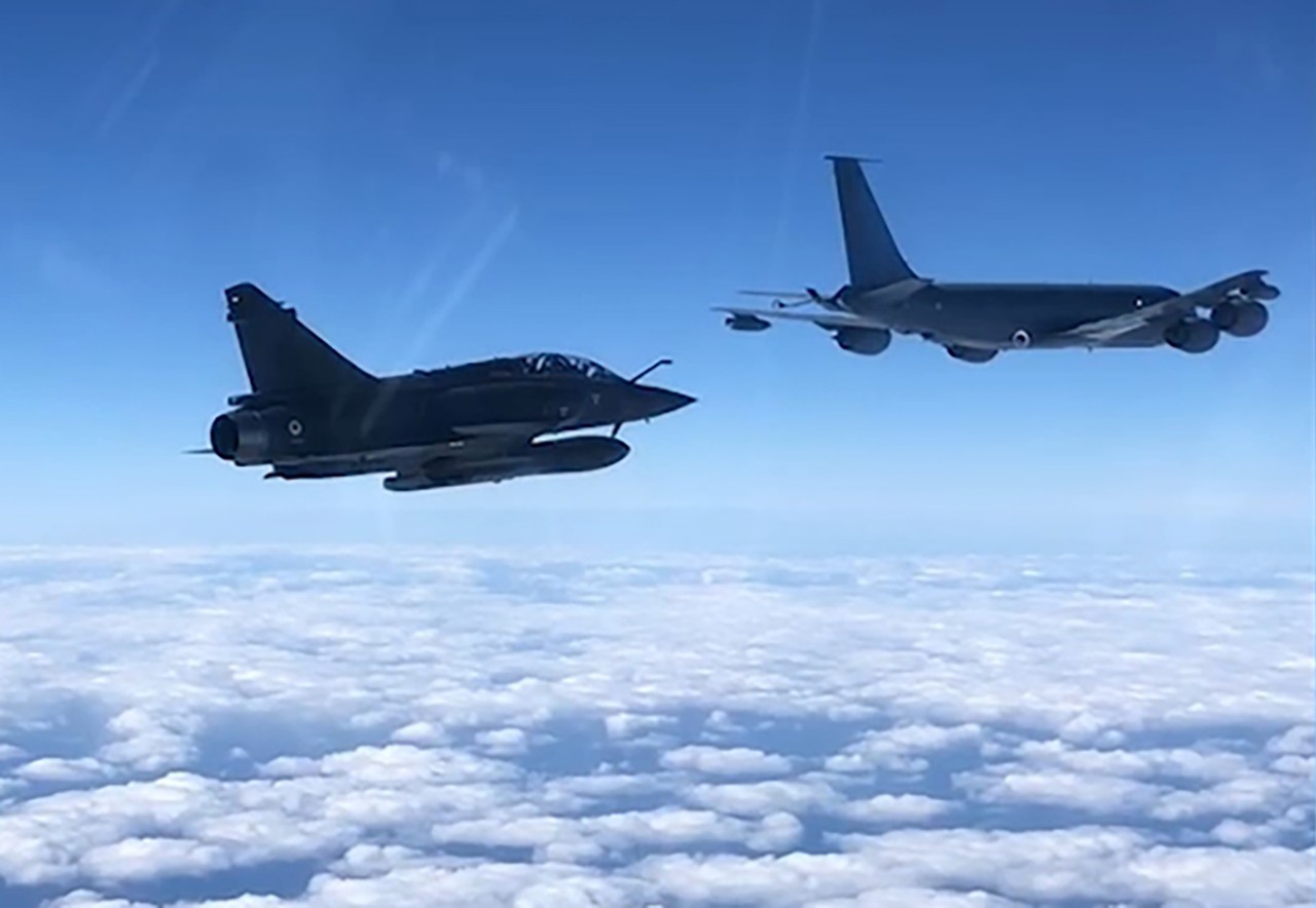 Военные самолеты крыма. Мираж-2000 самолет. Су-27 истребитель перехват. Су-27 над чёрным морем. Су-27 над Балтикой.