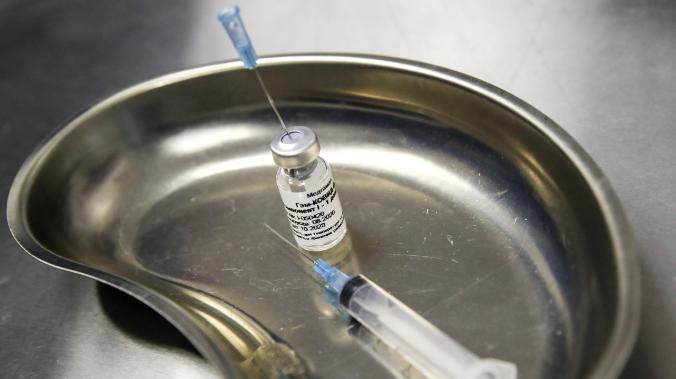 Вакцинация россиян поможет избежать новых вспышек COVID-19