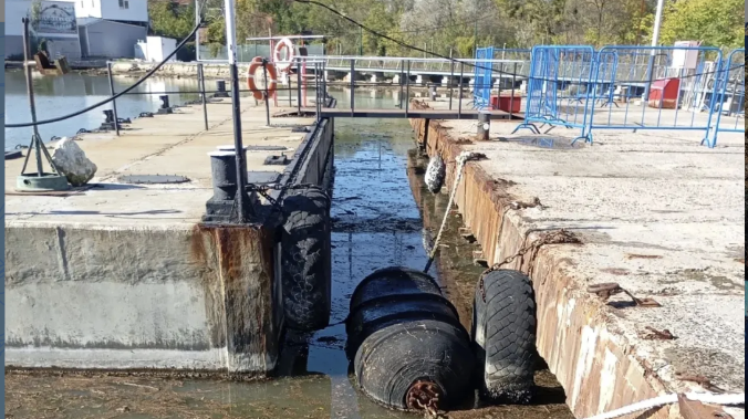 В Инкерманской бухте очищают море от ила и мусора