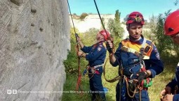  Спасатели Севастополя отработали эвакуацию человека со скалы