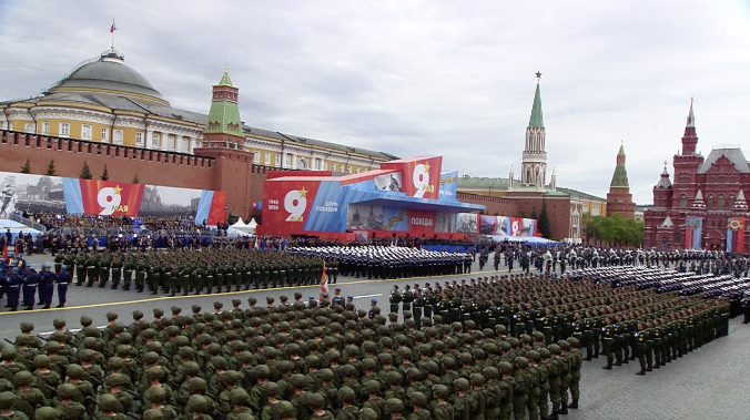 Герои спецоперации прошли маршем по Красной площади