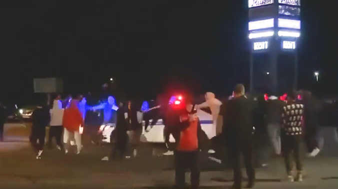 В Симферополе подростки устроили хоровод вокруг полицейской машины 