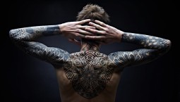 Химики: чернила татуировок содержат опасные вещества и проникают в клетки