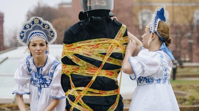 Риту Флорес из Pussy Riot арестовали за неповиновение полиции