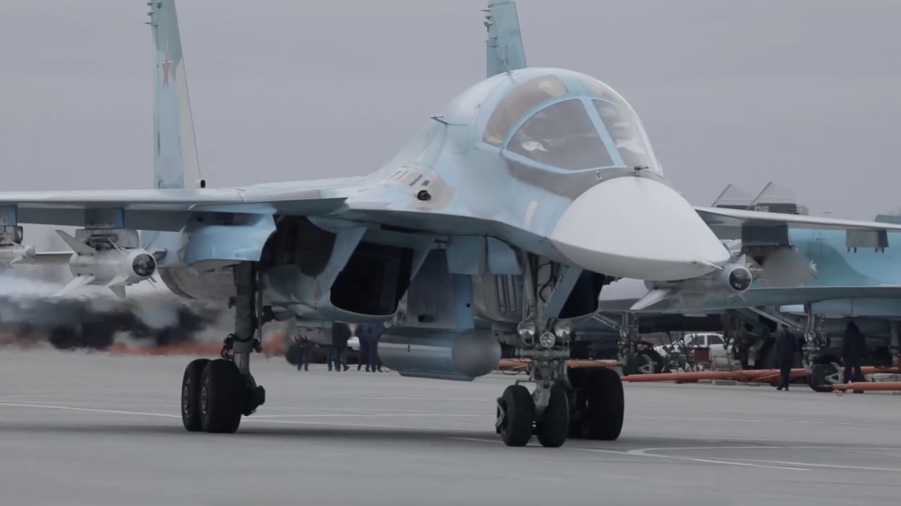 Су 24 и су 34. Су 24 и су 34 сравнение. Су34 самолет. Российские истребители в небе сирии. Су-34 бомбардировщик.