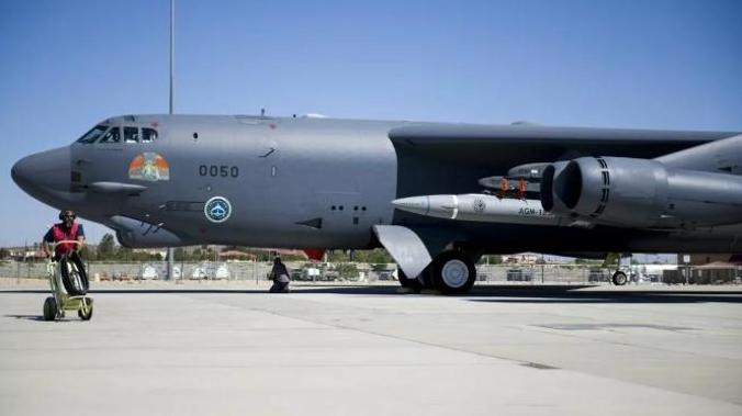 Американский B-52 прервал миссию над Средиземным морем из-за воздействия неизвестных систем РЭБ