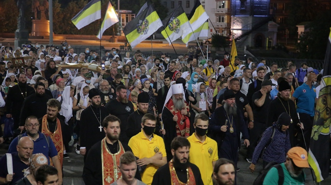 Несколько тысяч паломников вышли ночью в Екатеринбурге на несанкционированный крестный ход