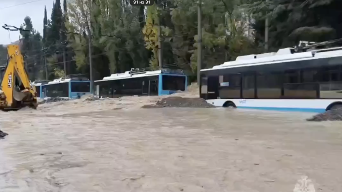 Троллейбусный парк в Ялте ушёл под воду из-за мощных ливней