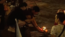 Тысячи жителей Тайланда запустили лодочки в водоёмы 