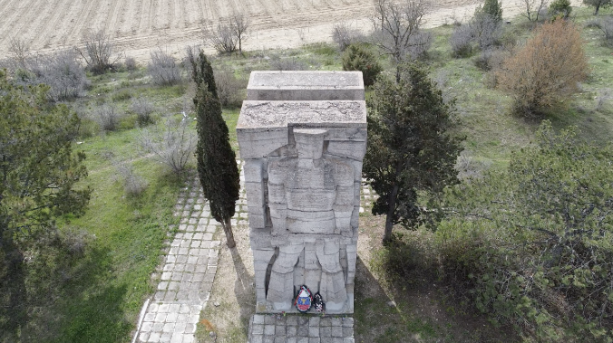 У мемориала в селе Хмельницкое оздоровят лес