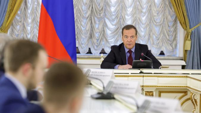 Медведев: Россия не будет закрываться от мира в отместку идиотам