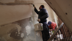 Полуаварийный подъезд ремонтируют по предписанию 