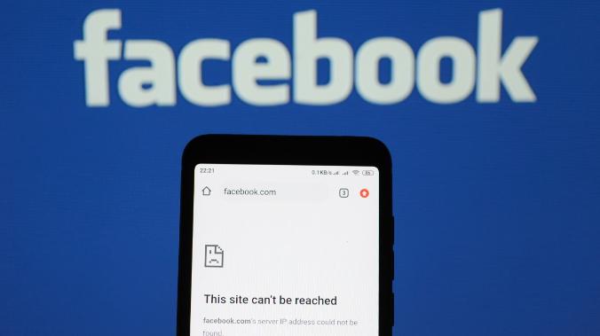 Причину сбоя соцсетей и мессенджеров Facebook увидели в антимонопольном иске FTC   