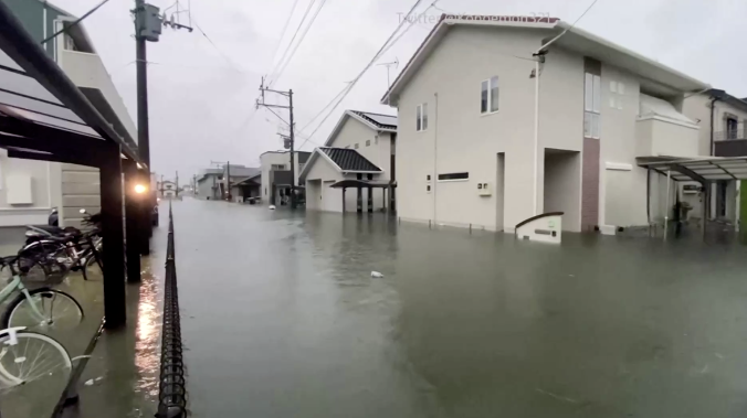 Сильные дожди вызвали наводнения и оползни в Японии
