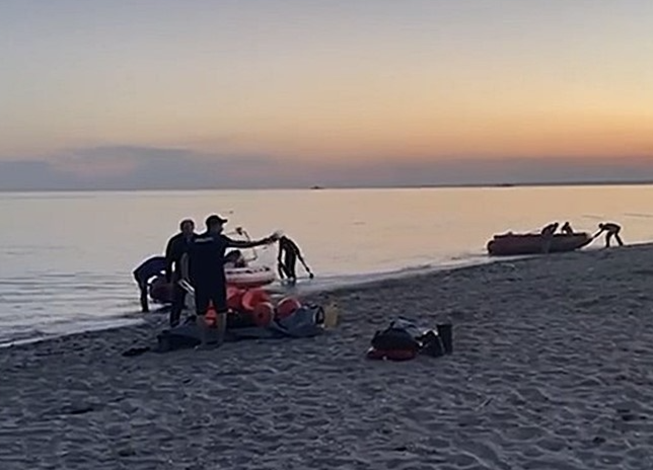 Двое детей утонули в Крыму. Детей унесло в море на матрасе. Утонули родители