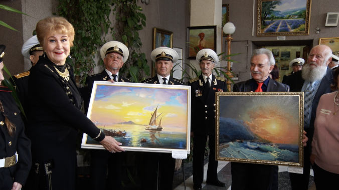 Военному госпиталю Севастополя подарили картины