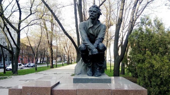 Украинские националисты снесли памятники писателю Горькому и летчику Чкалову